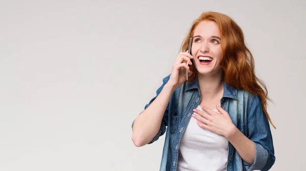 Fiatal vöröshajú nő beszél telefonon lenyűgözött, — Stock Fotó