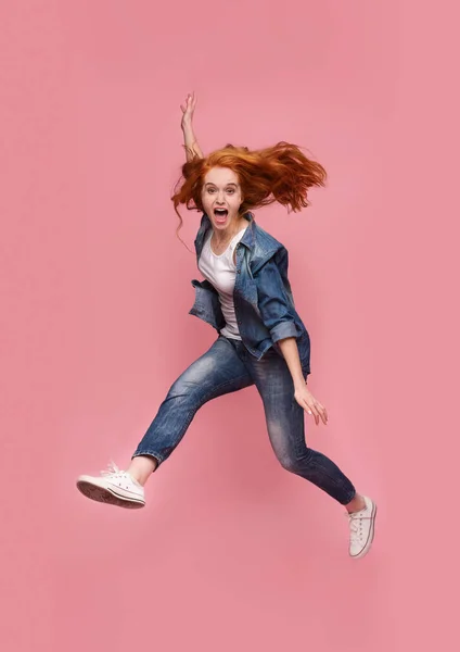 Sorrindo jovem ruiva mulher pulando no ar — Fotografia de Stock