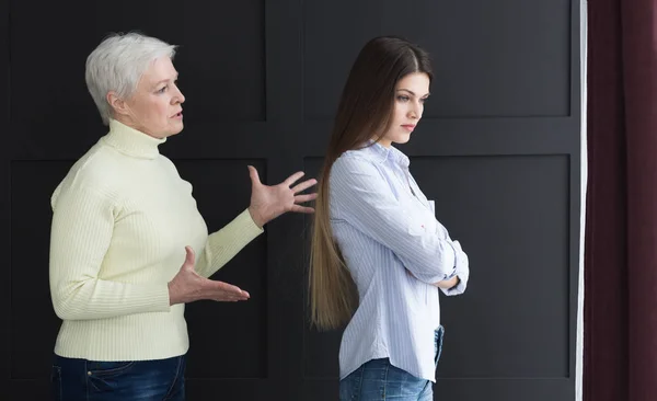 Раздраженная дочь спорит со старшей матерью, игнорирует ее — стоковое фото