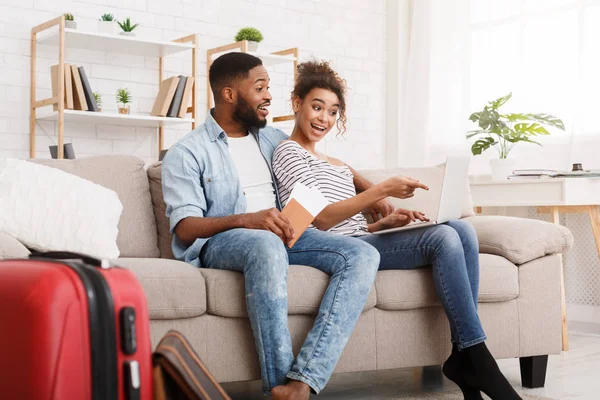 Pareja feliz en busca de lugares para visitar utilizando el ordenador portátil — Foto de Stock