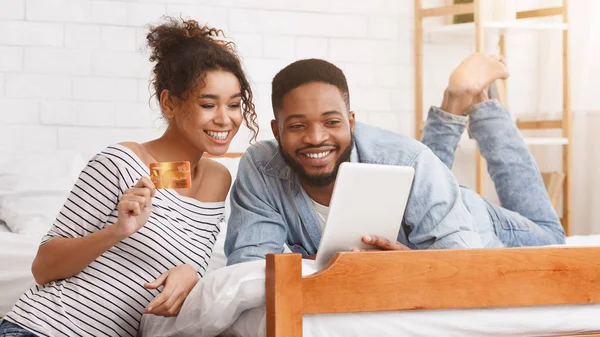 Afro-amerikanska par bokning turné, förbereda för semester — Stockfoto