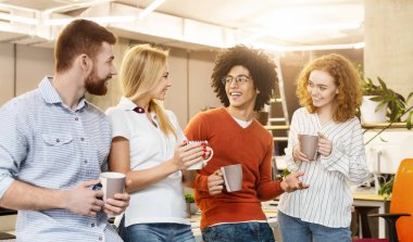 Kahve molası Office zevk neşeli arkadaşları