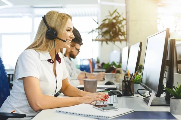 Mulher de negócios trabalhando no escritório do call center — Fotografia de Stock