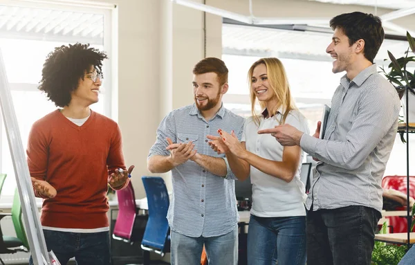 Equipe de negócios apreciando colega para explicar a apresentação — Fotografia de Stock