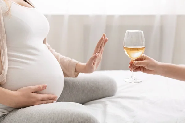 Unga gravid kvinna vägrar att dricka vin — Stockfoto