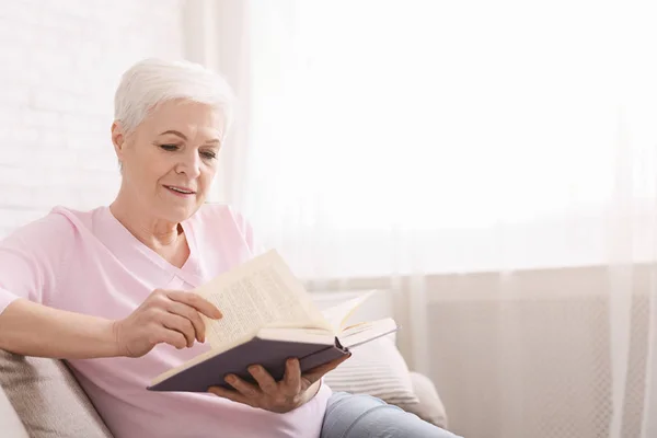 Donna matura che legge letteratura d'affari a casa — Foto Stock