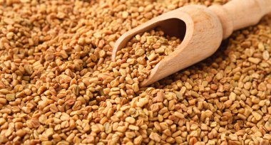 Beyaz arka plan üzerinde izole kahverengi aromatik Çemen tohumu