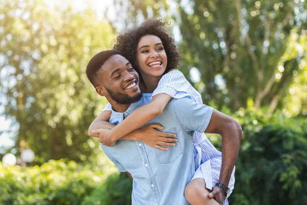 Happy young couple laughing and having fun — Stock Photo, Image