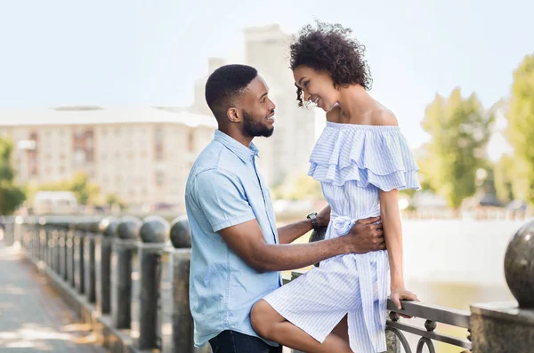 Élégant jeune couple câlin tout en marchant dans la ville — Photo