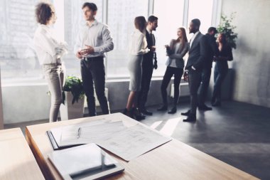 İşletme belgesi masa, ofis arkadaşları konuşuyor