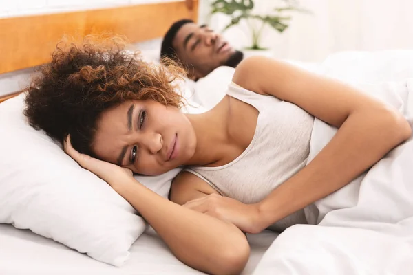 Fatiguée et agacée femme de son petit ami ronflement — Photo