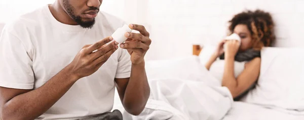 Hombre atento trayendo medicamentos a su amigo enfermo —  Fotos de Stock