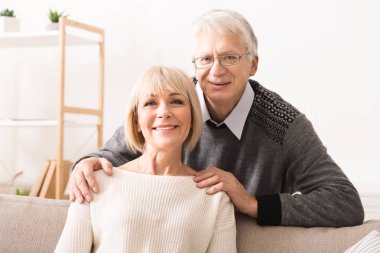 mutlu üst düzey çift gülümseyen ve kameraya bakıyor