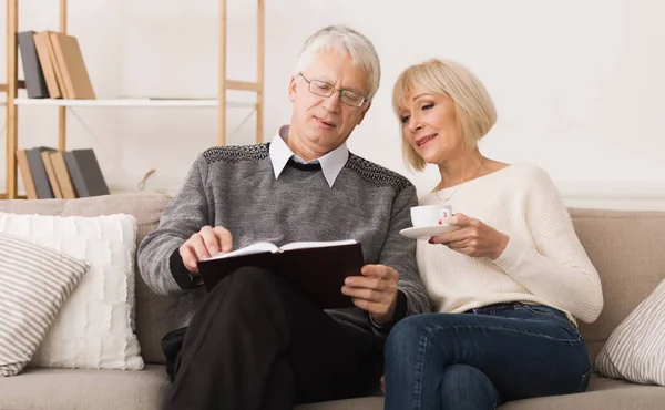 Harcama zaman birlikte ve okuma kitap yaşlı çift — Stok fotoğraf