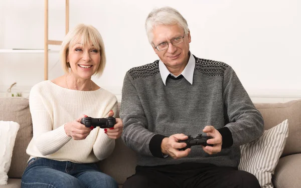 Casal sênior jogando videogames, se divertindo — Fotografia de Stock