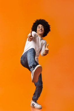 Sana mutlu bir şekilde gösteren gözlük neşeli adam