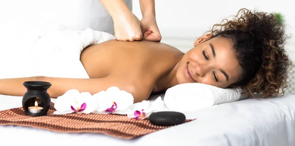 Mulher desfrutando de massagem de aroma no salão de spa — Fotografia de Stock