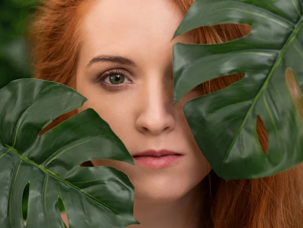 Retrato de mulher jovem e bonita em folhas tropicais — Fotografia de Stock