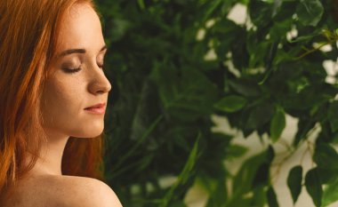 Kapalı gözlü çıplak ihale nazik Kızıl saçlı kız