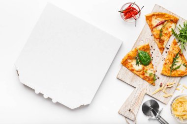 Pizza dilimleri kesme tahtası ve boş karton kutu