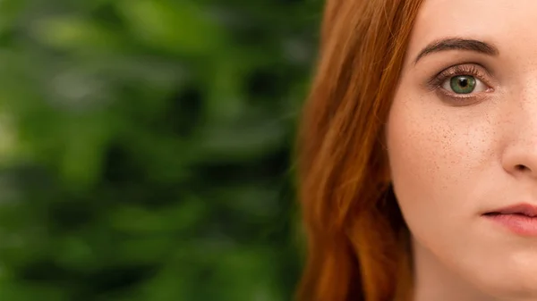 Dokunmadan onun yüz, yeşil renkli genç Kızıl saçlı kadın — Stok fotoğraf