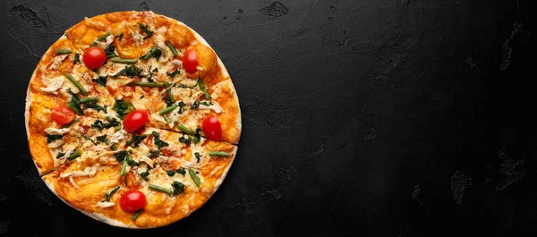 Pizza lezat dengan asparagus dan tomat ceri — Stok Foto
