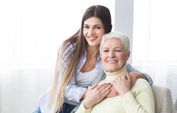 Glückliche Tochter umarmt ihre Mutter mit Liebe — Stockfoto