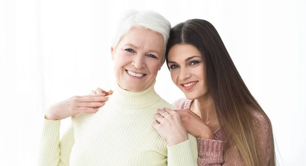 Gelukkig senior moeder en dochter samen tijd doorbrengen — Stockfoto