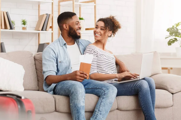 Planificando tour. Pareja afroamericana usando laptop en casa — Foto de Stock