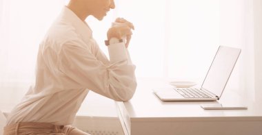 dizüstü bilgisayarda çalışan ve kahve içmek serbest meslek