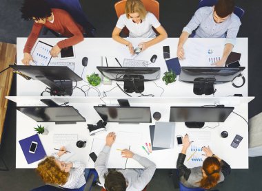 Coworking evinde, üstten görünüm çalışma çeşitli genç takım