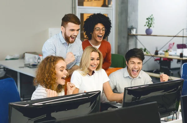 Equipo de negocios mirando la pantalla de la computadora celebrando la victoria —  Fotos de Stock