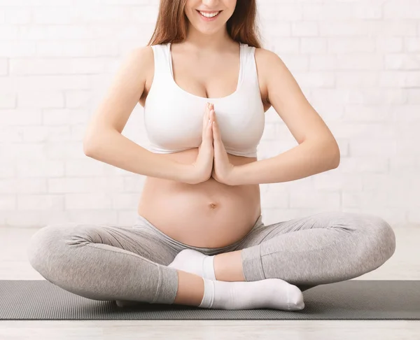 Mulher grávida meditando em posição de lótus em casa — Fotografia de Stock