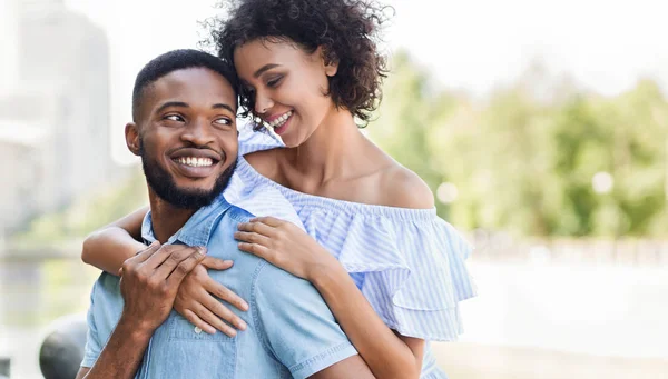 Любящая афро-американская пара в любви обнимается в парке — стоковое фото