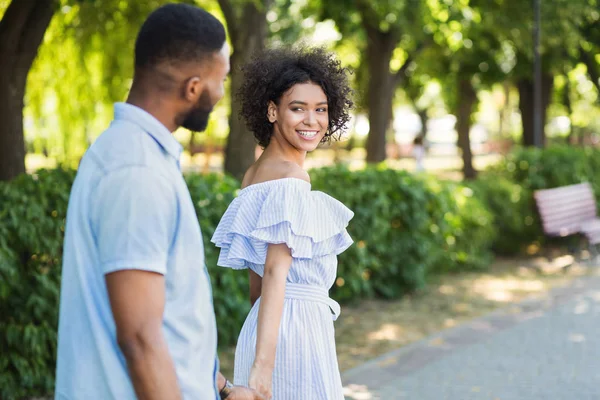 Retrato de casal amoroso andando no parque — Fotografia de Stock