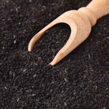 Beyaz arka planda siyah susam yığını