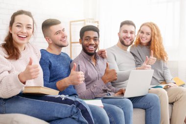 Grup öğrenci evde sınavlarına hazırlanıyor