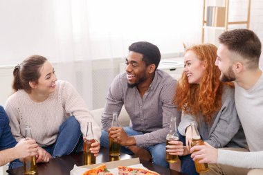 Küçük parti, evde pizza yemek arkadaşlar