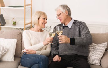 Şarap içme, evlilik yıldönümü kutlama mutlu üst düzey Çift