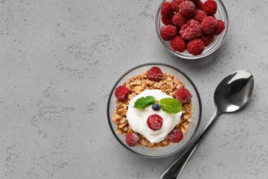 Granola, yoğurt ve ahududu kase