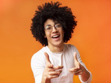 Sana mutlu bir şekilde gösteren gözlük neşeli adam