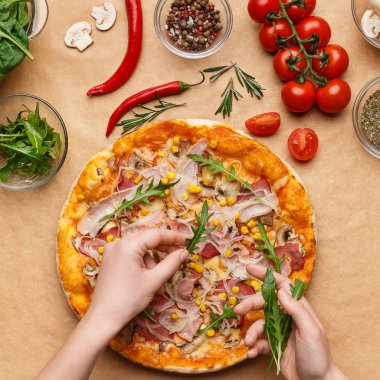 Şef roket salata pizza, üstten görünüm ekleme