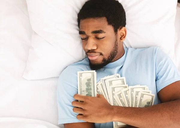 Hombre durmiendo con muchos billetes de banco — Foto de Stock