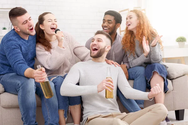 Diversos amigos cantando karaoke, tendo festa em casa — Fotografia de Stock