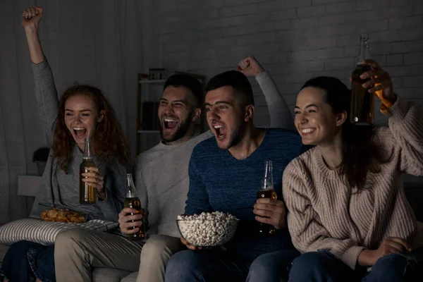 Przyjaciele, oglądanie piłki nożnej i jedzenie popcorn w domu — Zdjęcie stockowe