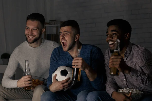 Freunde sehen Fußballspiel und feuern ihre Lieblingsmannschaft an — Stockfoto
