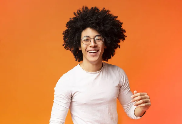 Homem afro-americano sorridente despreocupado com penteado arbustivo — Fotografia de Stock