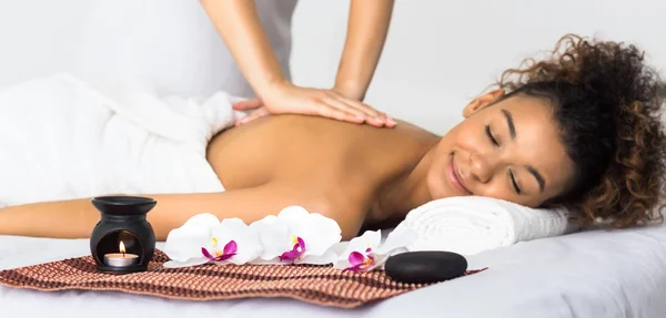 Mulher desfrutando de massagem de aroma no salão de spa — Fotografia de Stock