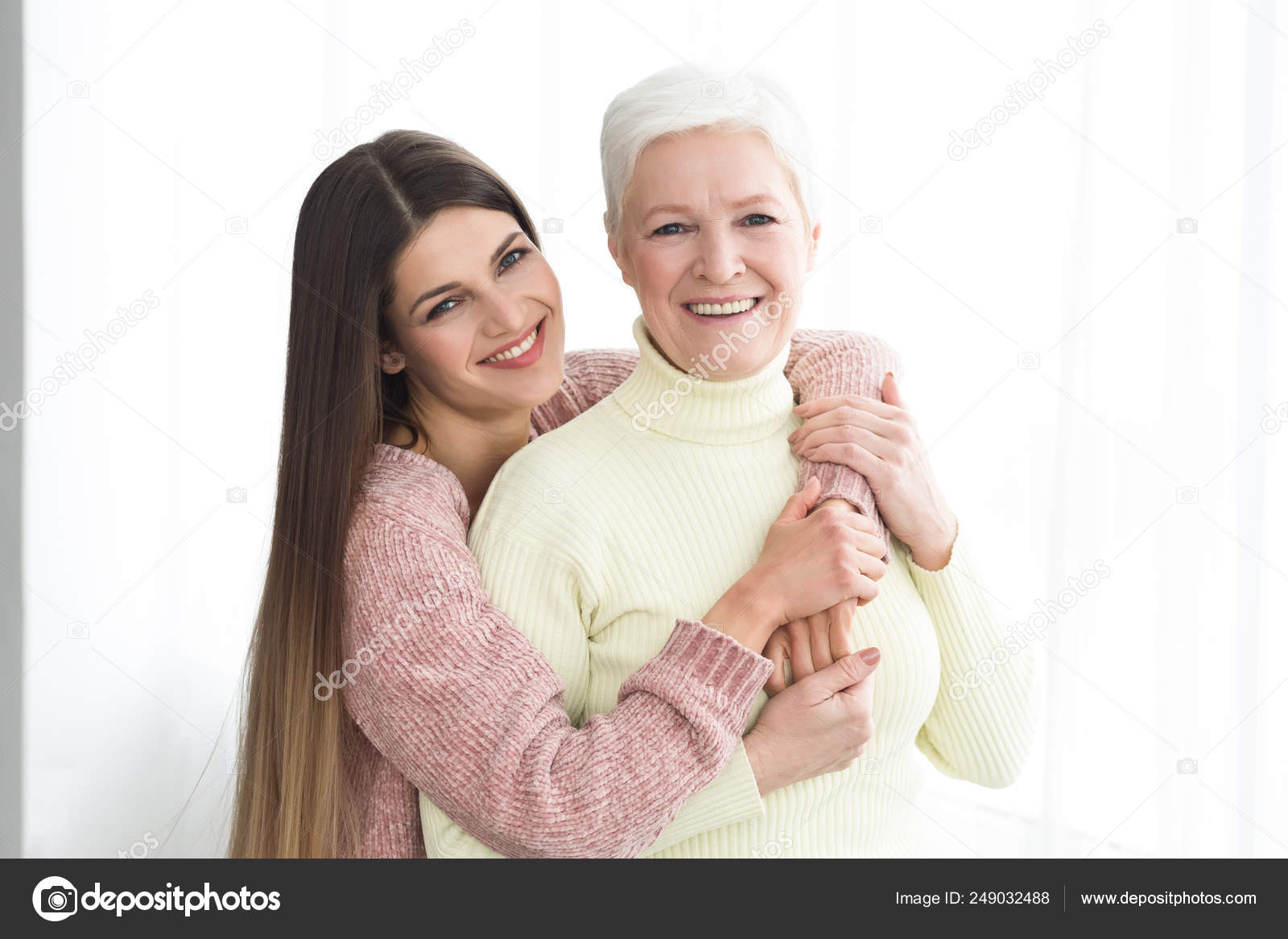 若い女性彼女の母を抱き締めるとカメラ目線 ストック写真 C Milkos
