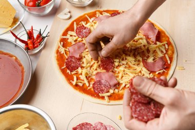 Salamlı pizza, yemek chef malzemeler üzerinde ekleme